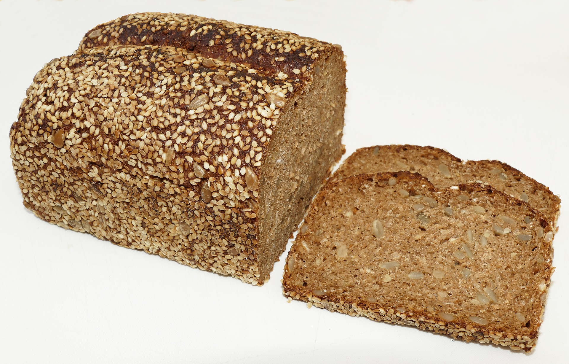 Plátek celozrnného žitného chleba patří ke každé slané snídani / foto: pixabay.com