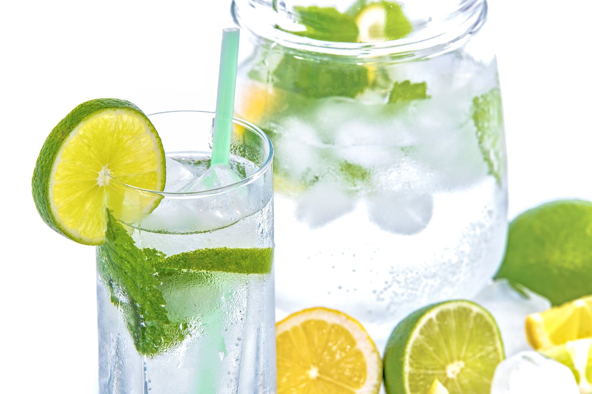 Voda s citronem přispívá k lepšímu trávení a tím zrychluje spalování / foto: pixabay.com