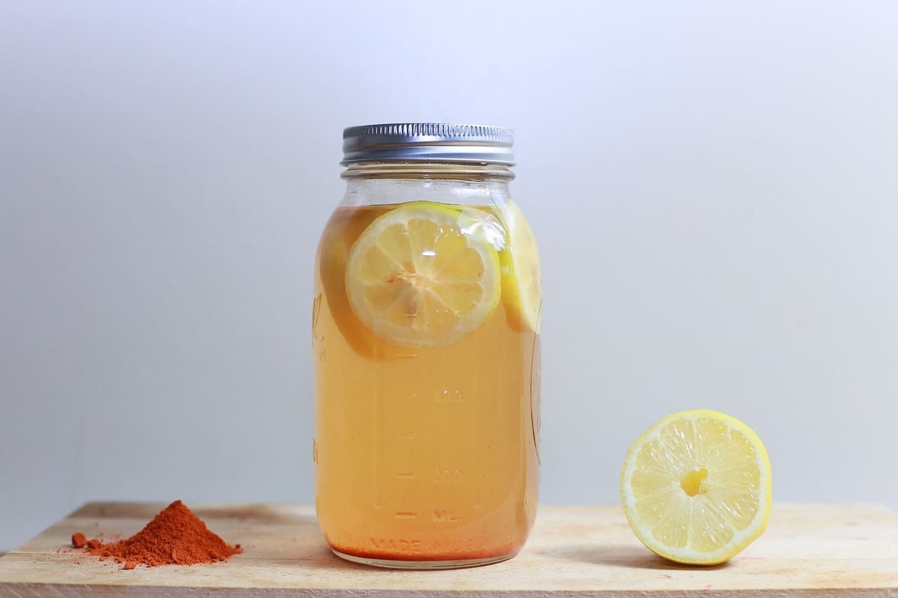 Voda s citronem a kurkumou dodá vitamíny a nastartuje metabolismus / foto: pixabay.com
